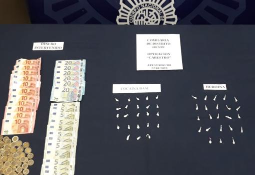 Parte del material incautado por la Policía Nacional en el «narcopiso»